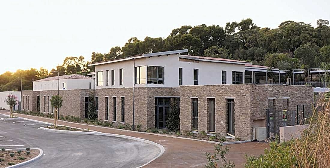 École intégrée au paysage environnant