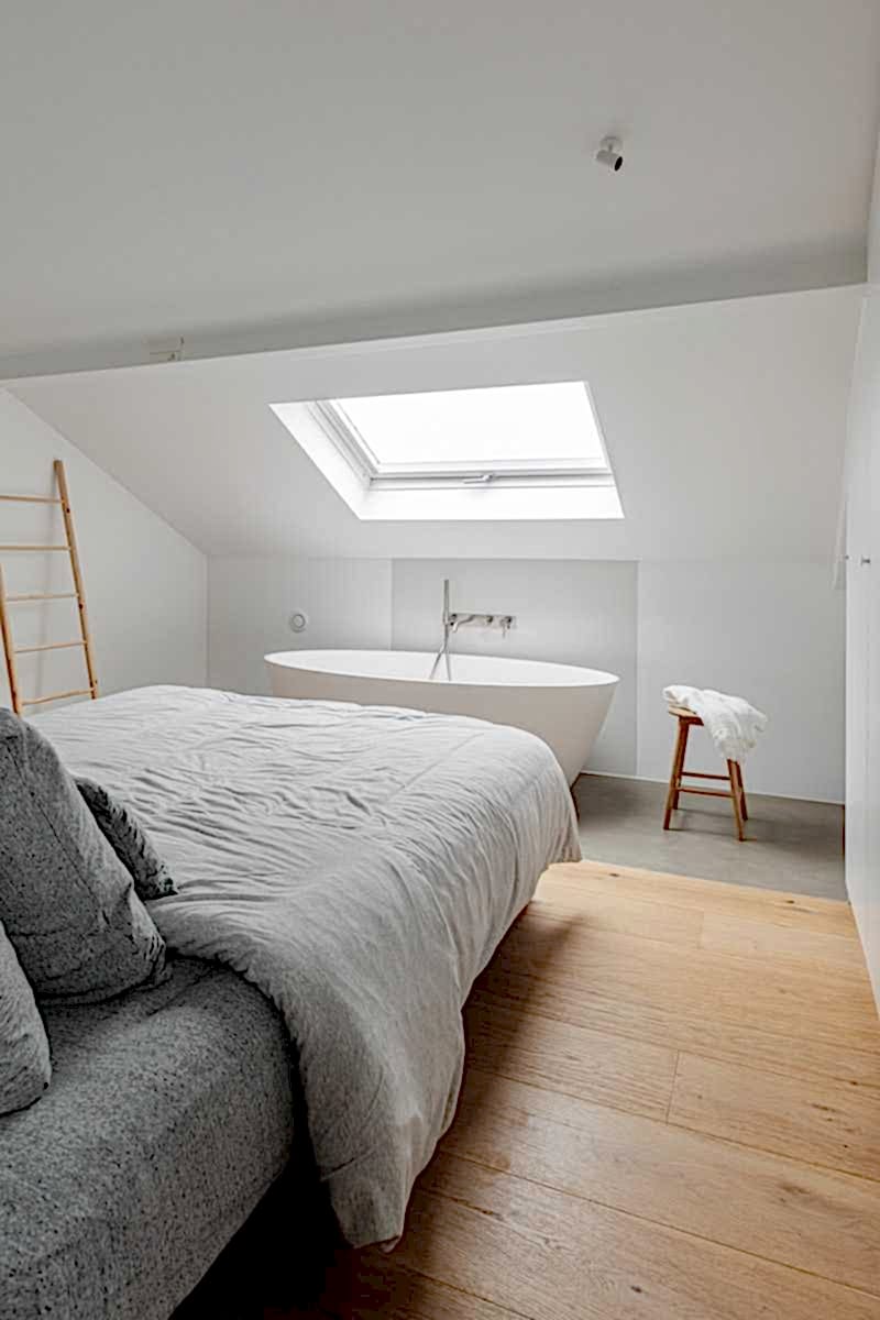 Aménagement d'un appartement parisien sous les toits de 140 m² -  chambre avec baignoire