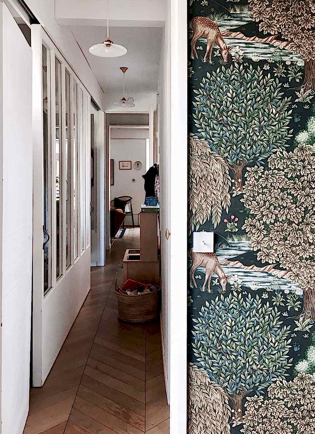Couloir avec un papier peint nature dans un appartement rénové