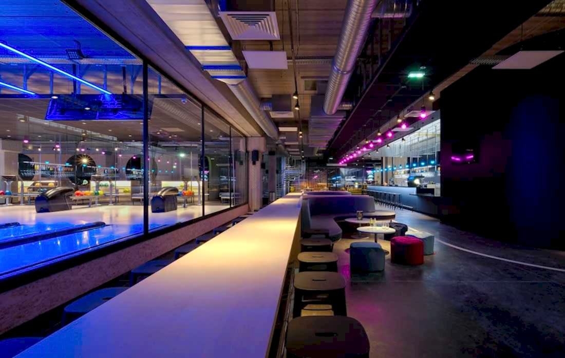 Restaurant - bar d'un bowling aménagé par un architecte en Ile de France