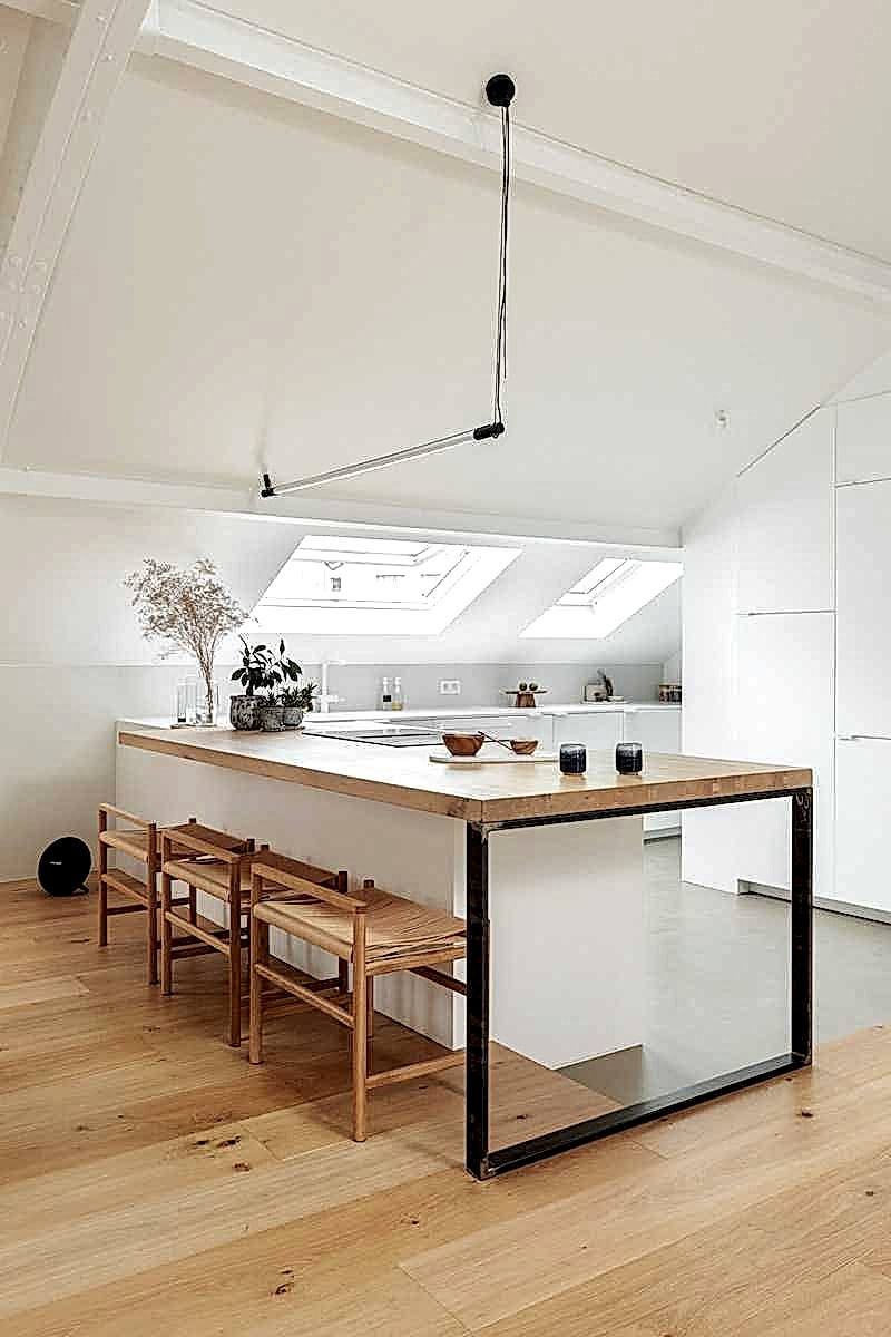 Aménagement d'un appartement parisien sous les toits de 140 m² - la cuisine avec table à manger