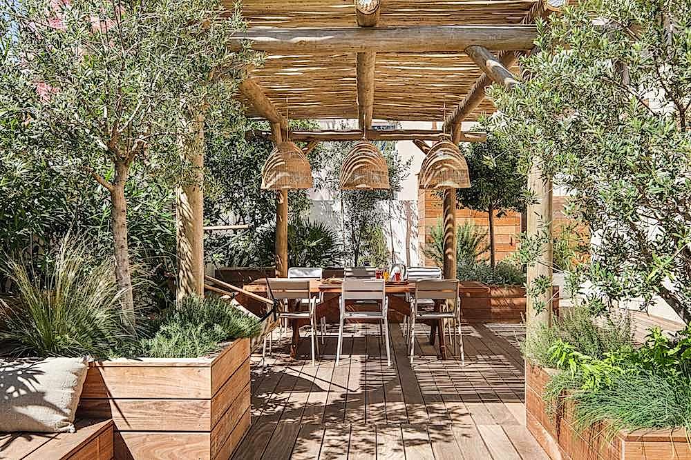 Aménagement d'une terrasse en bois - esprit méditérranéen - coin repas en bois