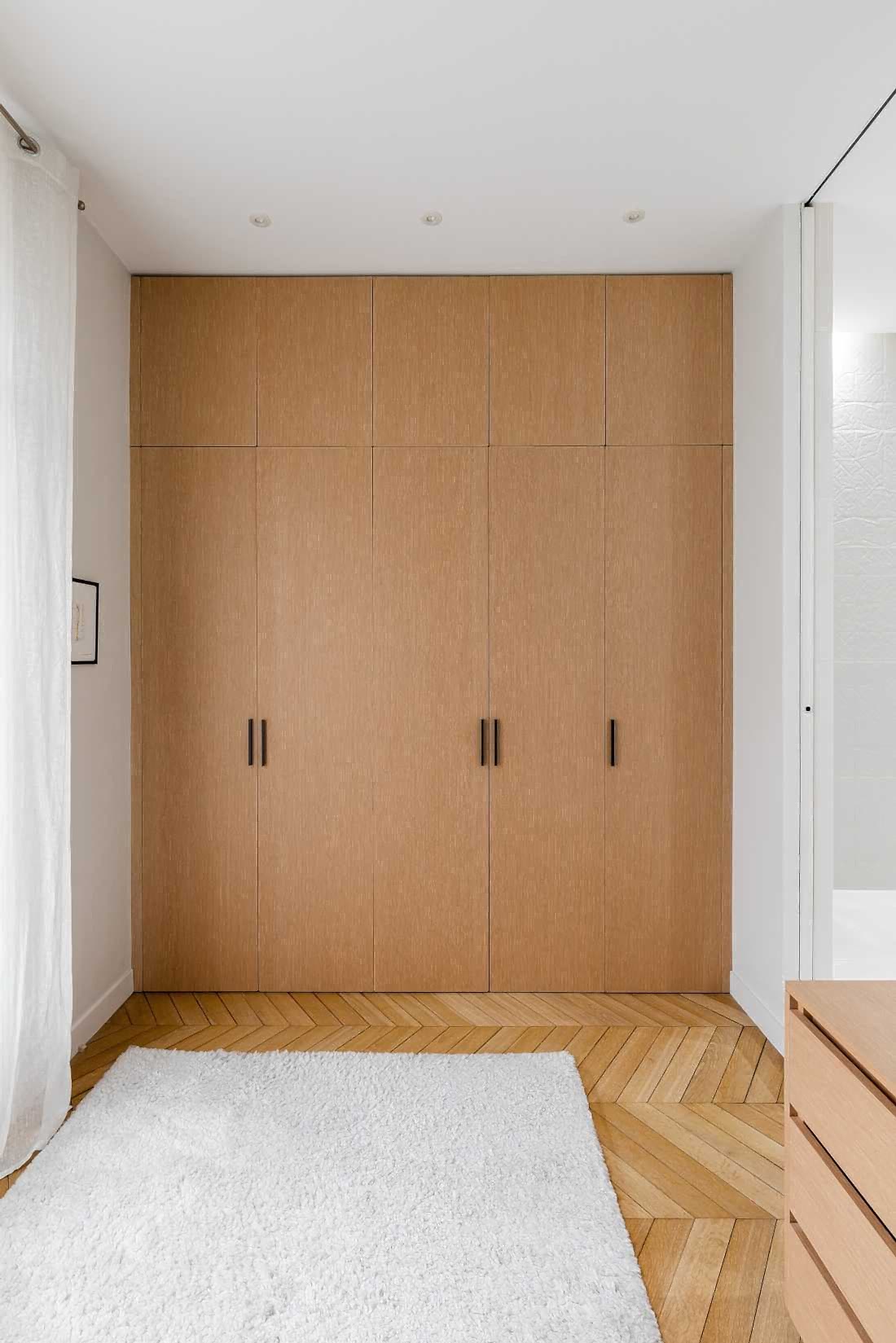 Rangements dans la suite parentale d'un appartement haussmannien de 230m2