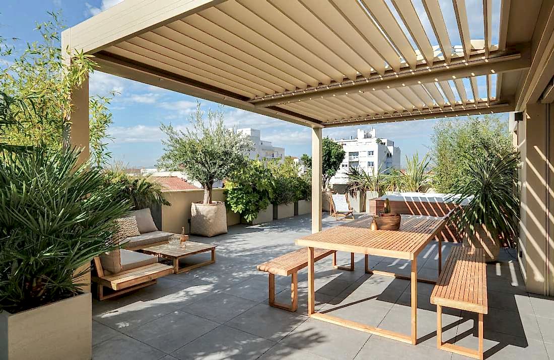 Terrasse bioclimatique avec pergola - espace repas avec table