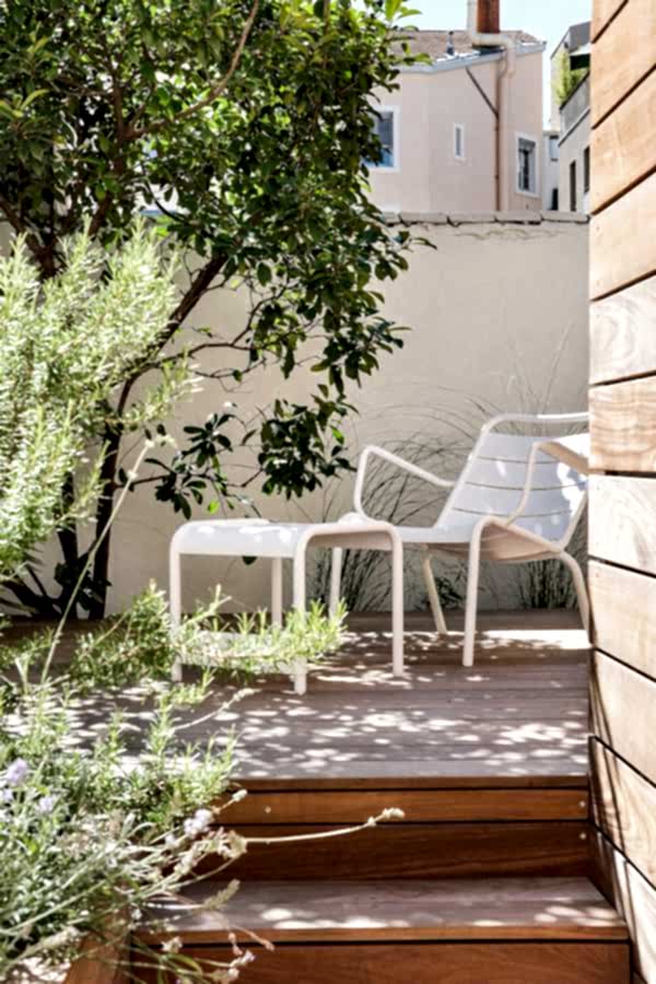 Aménagement d'une terrasse en bois - esprit méditérranéen - espace isolé