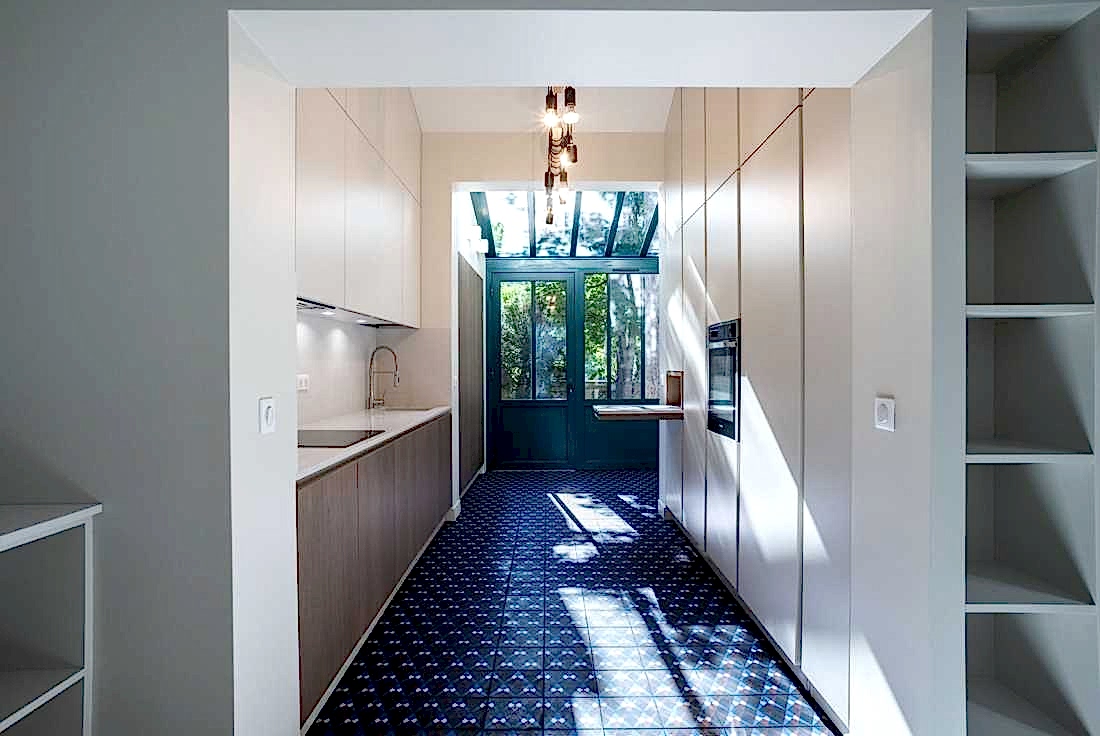 Cuisine en longueur conçue par un architecte
