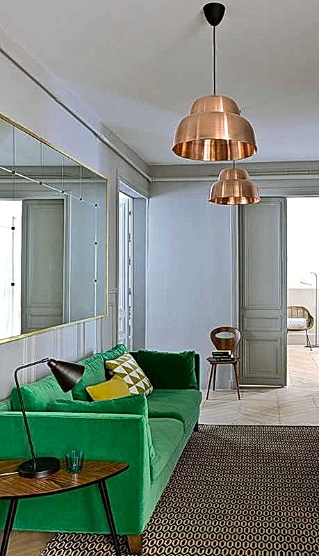 Rénovation d'un appartement haussmannien - l'entrée avec canapé