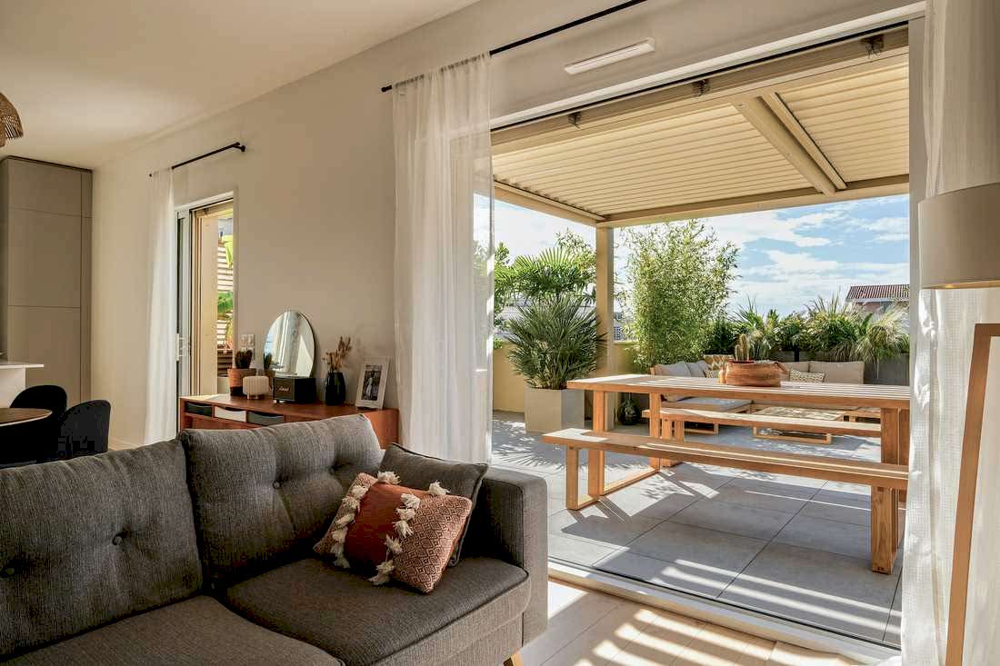 Terrasse bioclimatique avec pergola - vue de la terrasse depuis l'intérieur