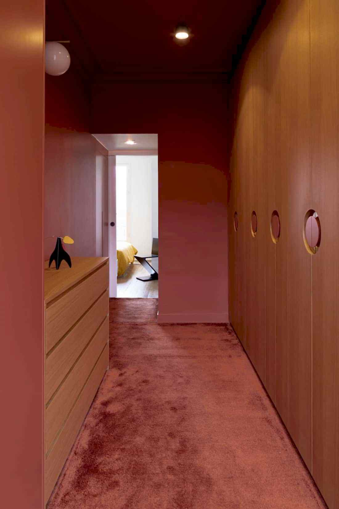 Dressing chaleureux aménagé par un architecte d'intérieur