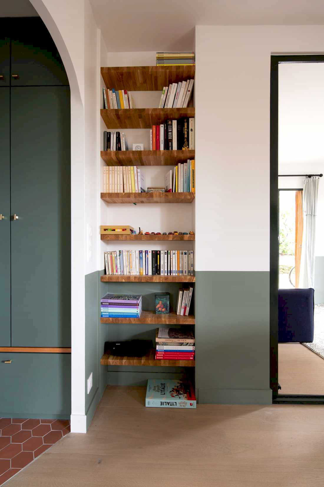 Rénovation appartement - effet maison - l'entrée avec étagère et tomettes au sol