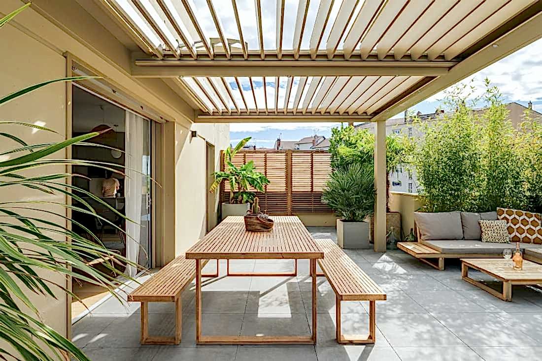 Terrasse bioclimatique avec pergola - espace repas avec vue vers l'intérieur