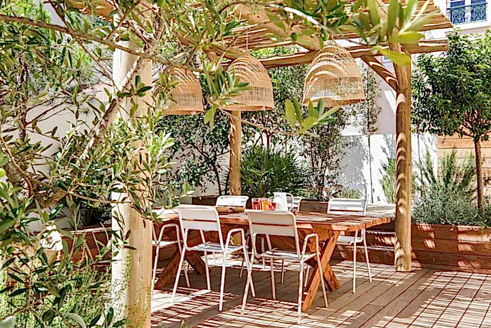 Aménagement d'une terrasse en bois - esprit méditérranéen - coin repas ombragé