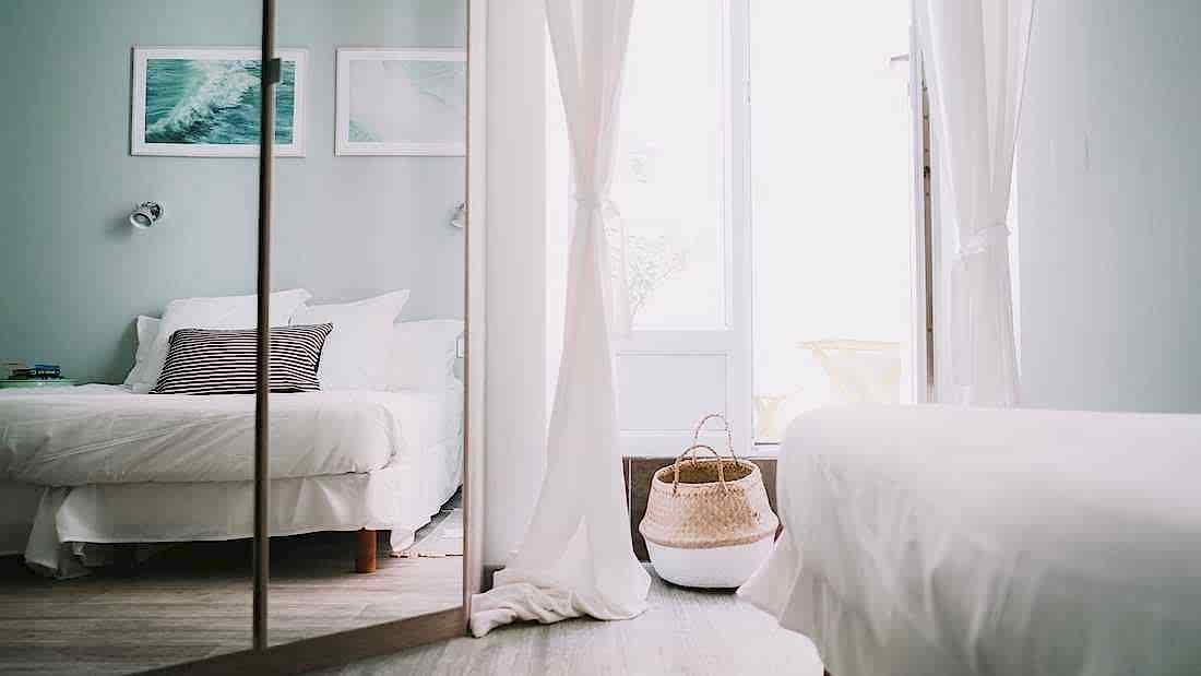 Aménagement d'un espace de coworking et coliving - chambre spacieuse