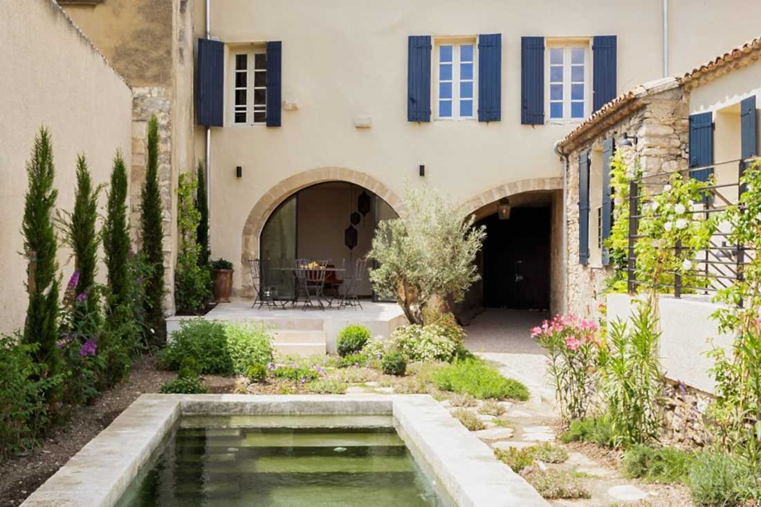 Piscine minérale dans le jardin d'une villa provençale