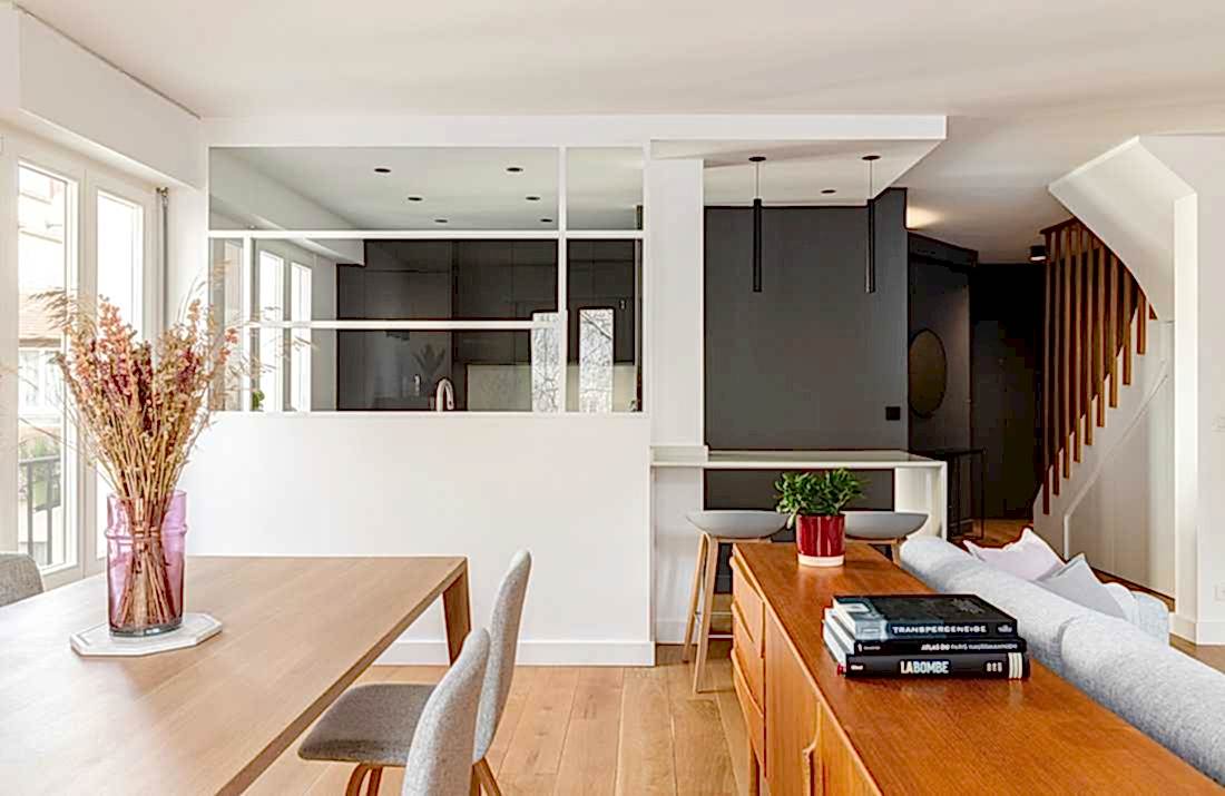 Rénovation intérieure d'un duplex de 78m² - séjour et cuisine séparés par une verrrière