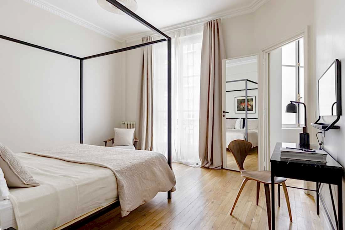 Rénovation complète appartement Art Déco - chambre principale avec baldaquin