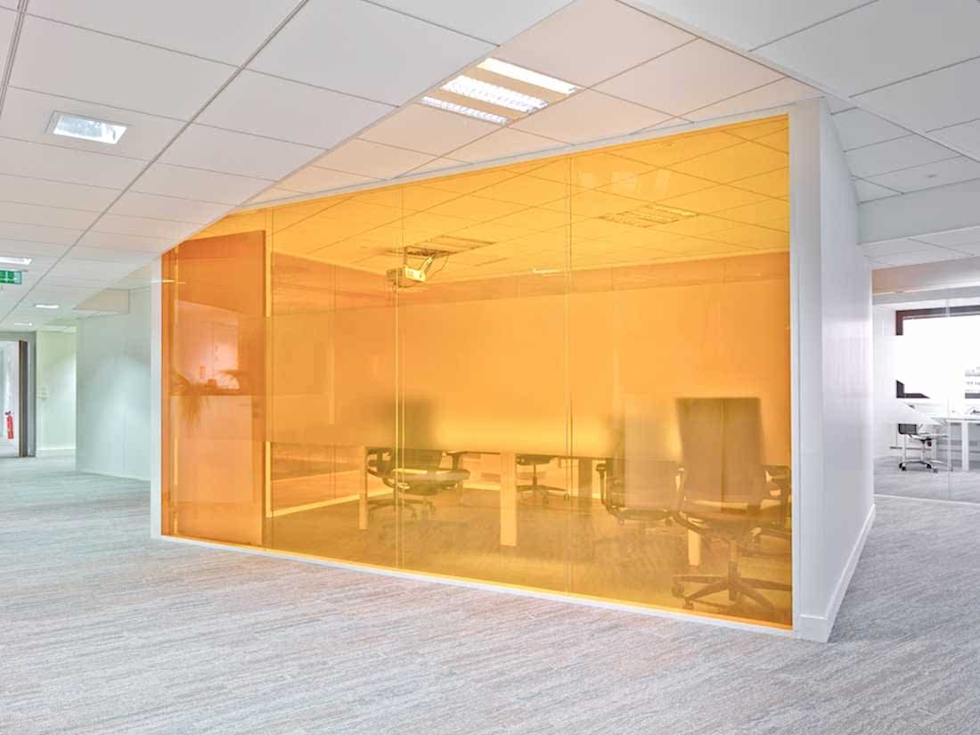 Aménagement de 2 plateaux de bureaux - filtre orange sur le bureau