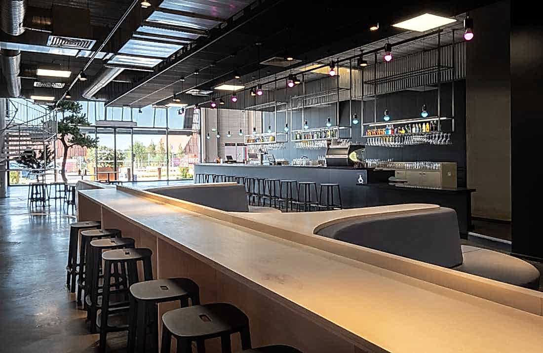 Aménagement du bar d'un complexe de loisirs
