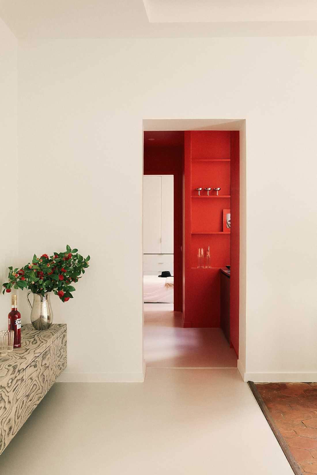 Vue vers la cuisine rouge sang