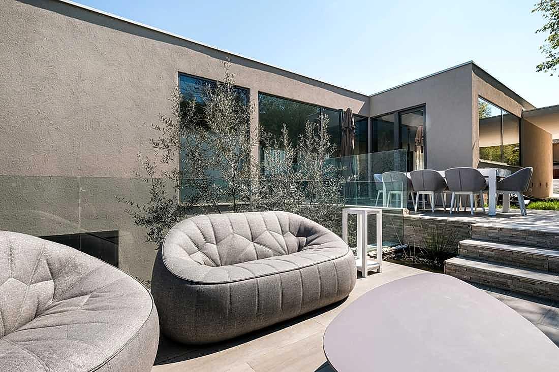 Terrasse d'une maison contemporaine avec baies vitrées