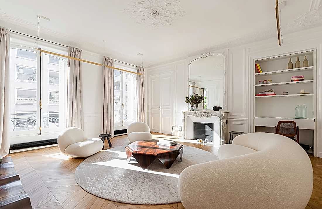 Aménagement du séjour d'un appartement familial haussmannien avec un canapé JULEP Tacchini