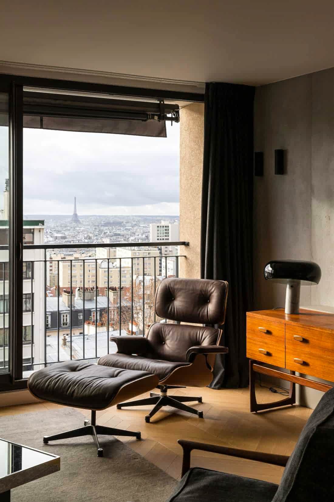 Décoration contemporaine du salon d'un appartement des années 60