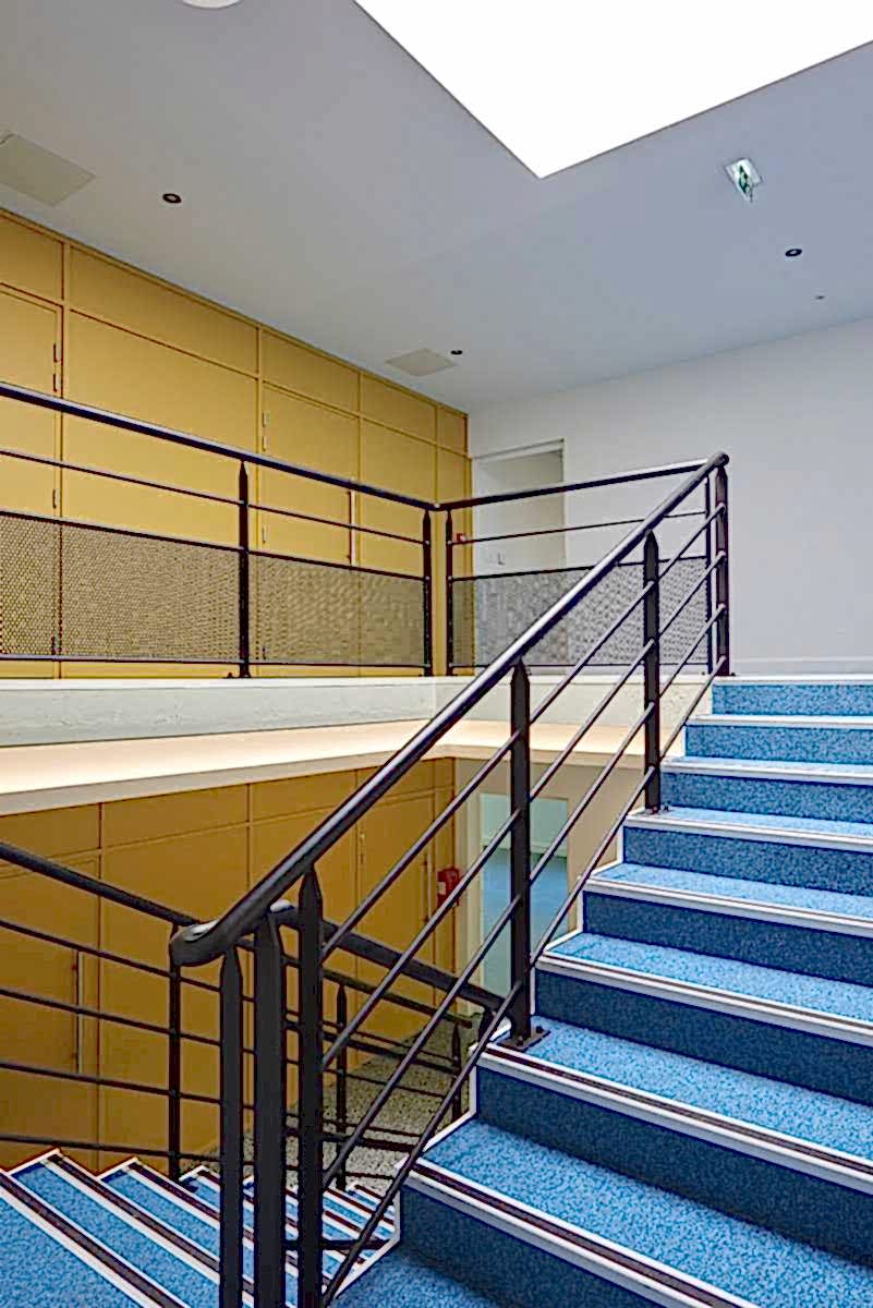 Aménagement intérieur des locaux d'une entreprise - escalier vers l'étage