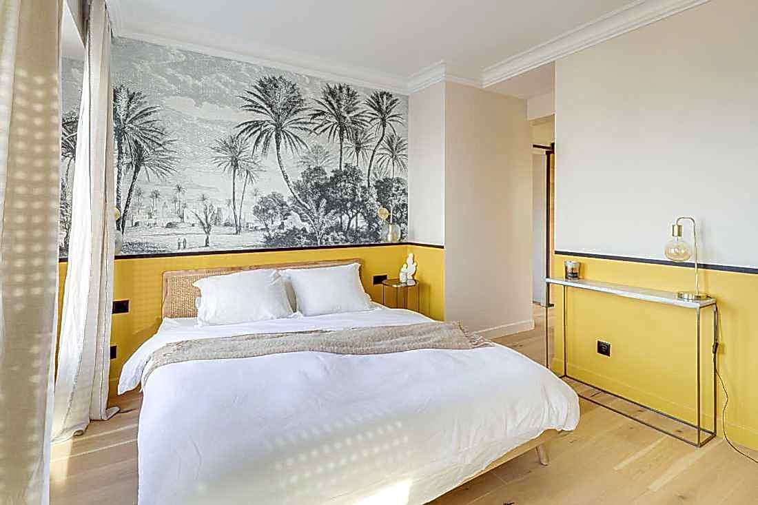 Chambre jaune et blanche