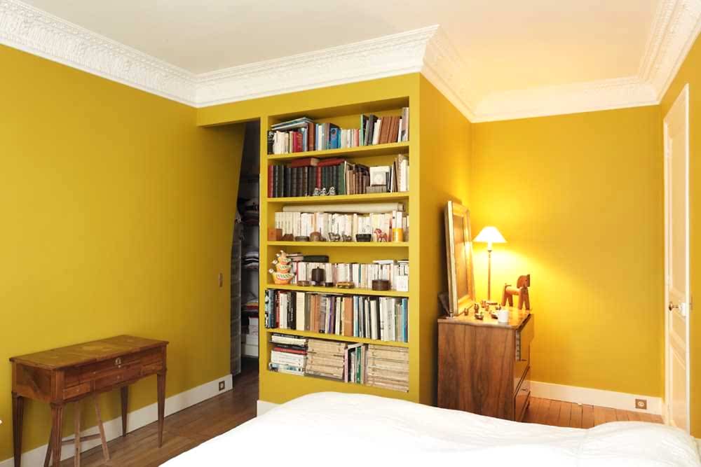 Chambre jaune avec moulures au plafond