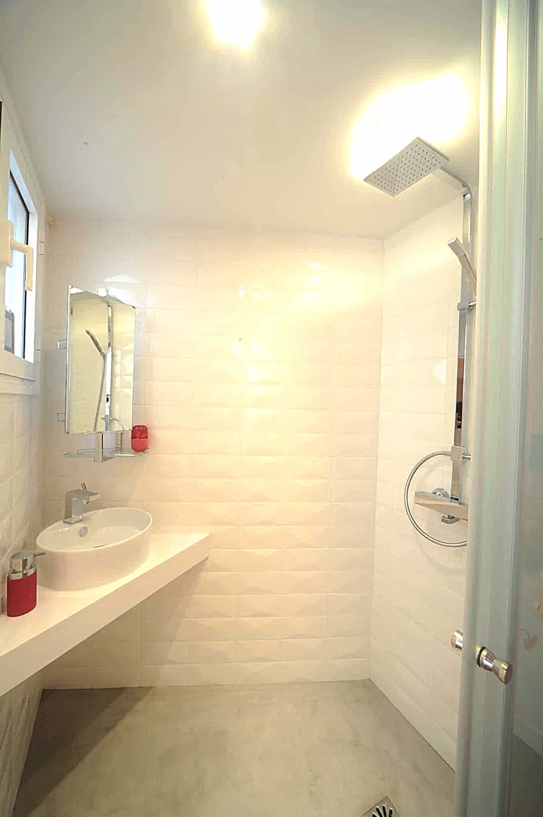 Salle de bain après les travaux de rénovation de l'appartement parisien
