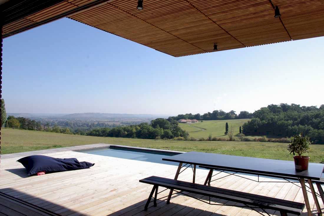 Terrasse de la maison avec vue dégagé sur l'environnement