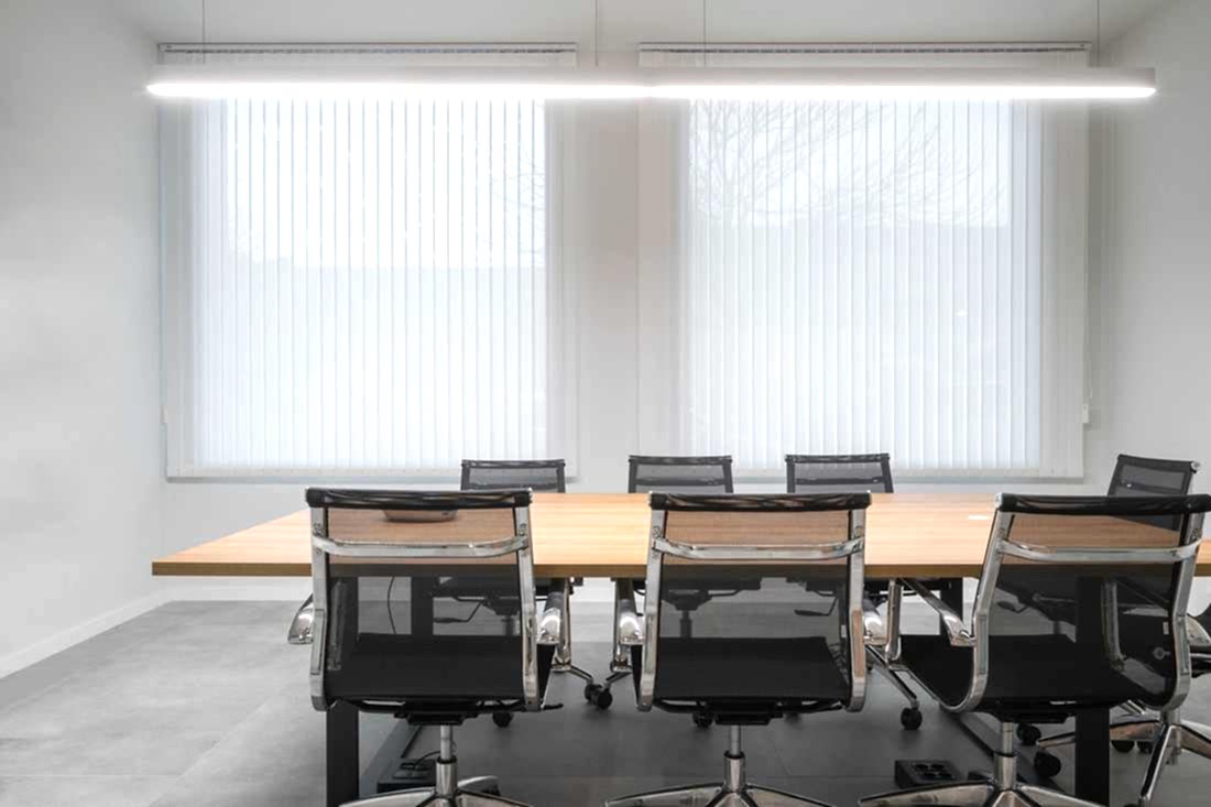 Salle de réunion avec fauteuils hauts de gamme