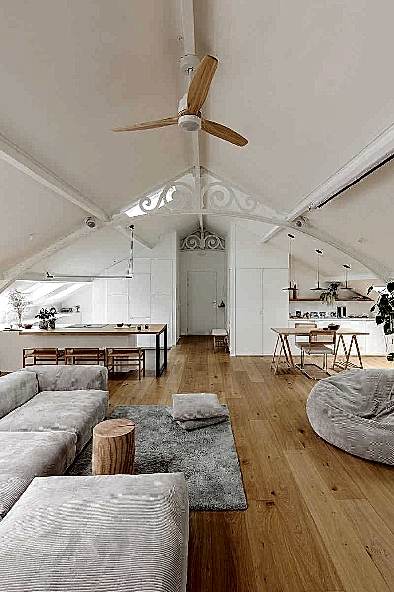 Aménagement d'un appartement parisien sous les toits de 140 m² - le séjour vue d'ensemble vers l'entrée