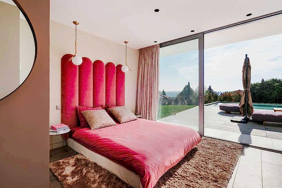 Chambre rouge avec un accés à la terrasse