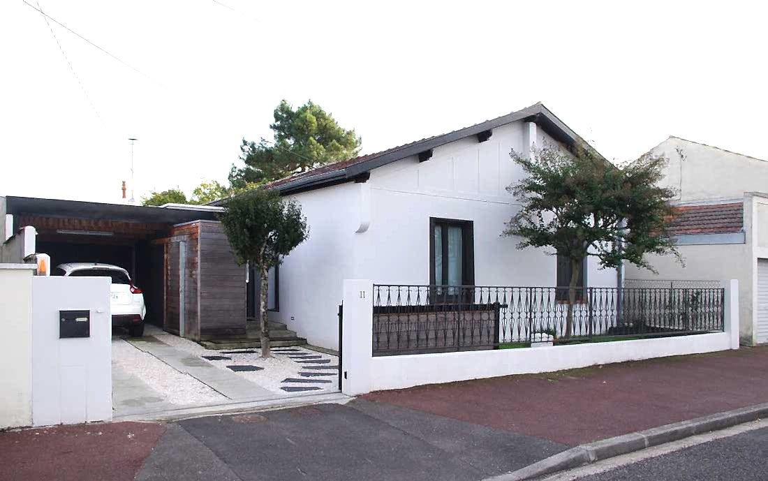 Parking sur le côté de la maison de ville après agrandissement