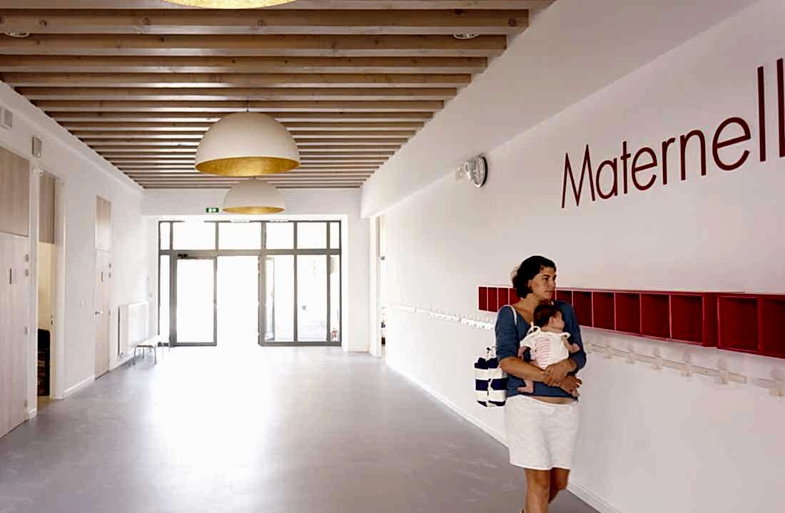 Couloir intérieur d'une école créée par architecte