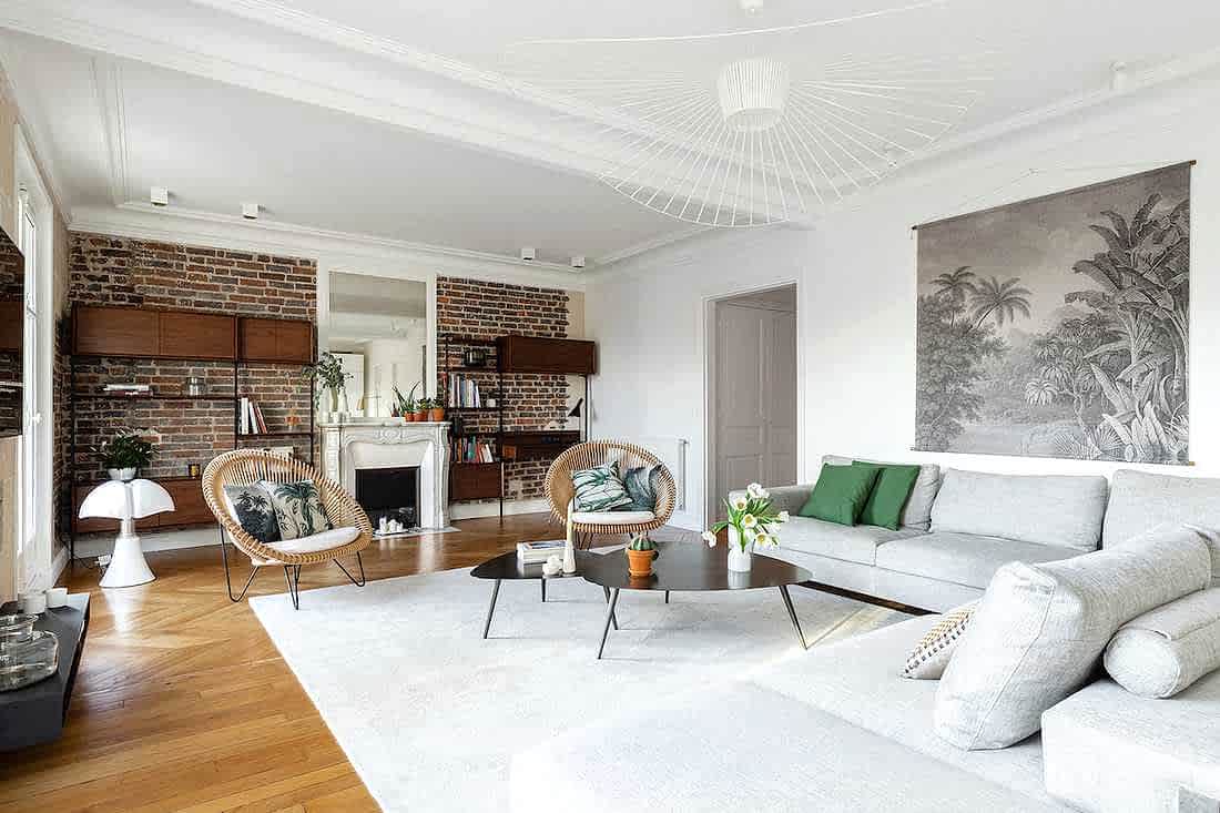 Transformation appartement haussmannien en openspace - le séjour avec fauteuil Eames