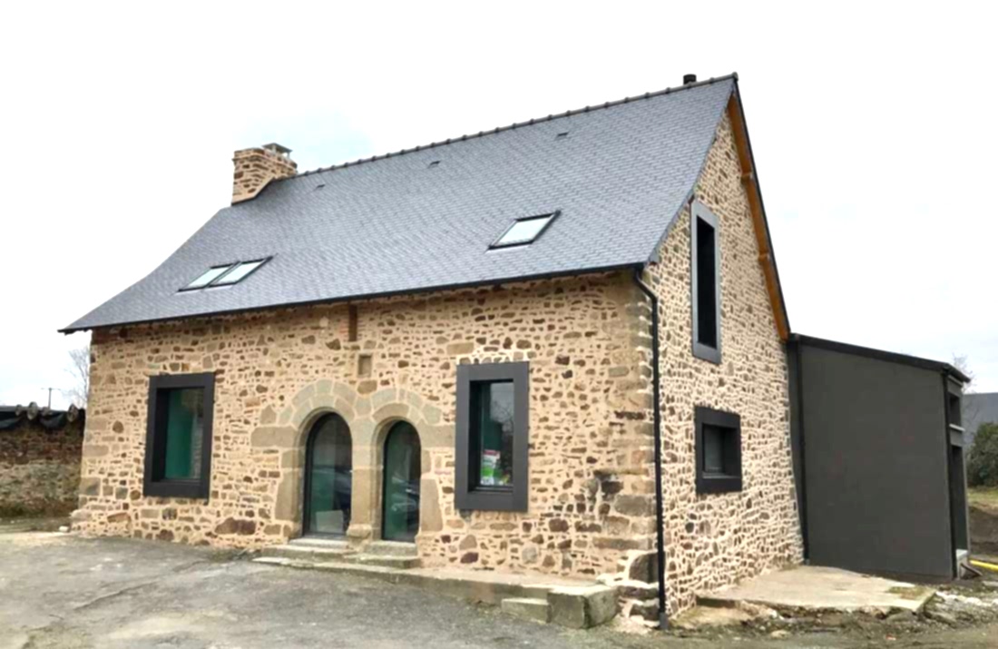 Extension d'une ancienne maison en pierre réalisée par un architecte DPLG