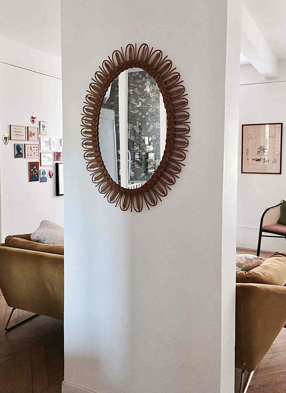 Miroir rond dans un séjour rénové