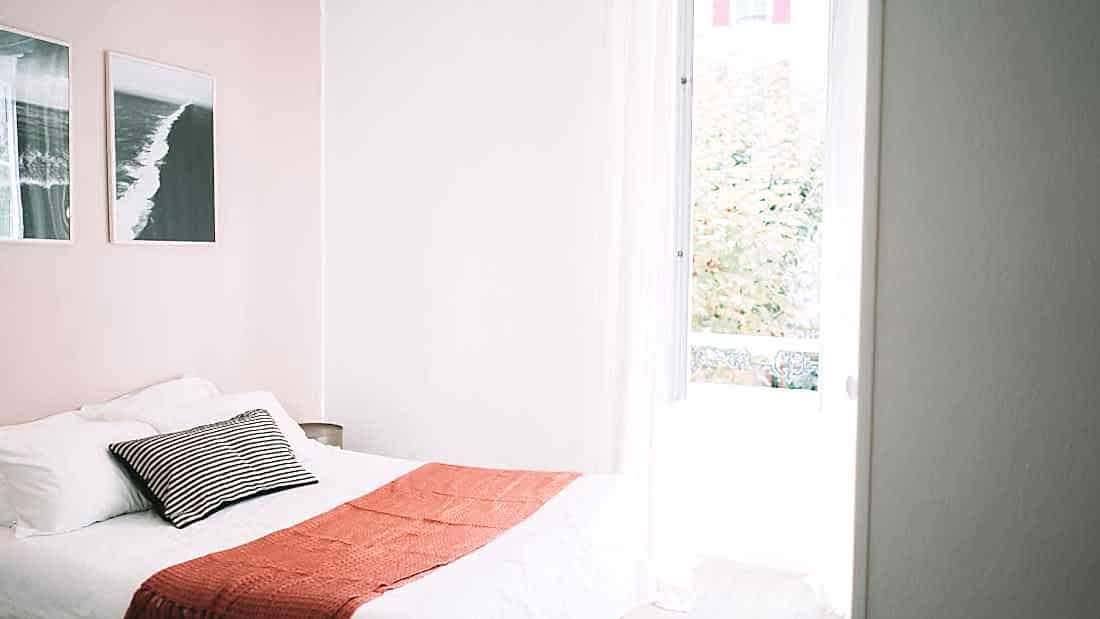 Aménagement d'un espace de coworking et coliving - chambre lumineuse