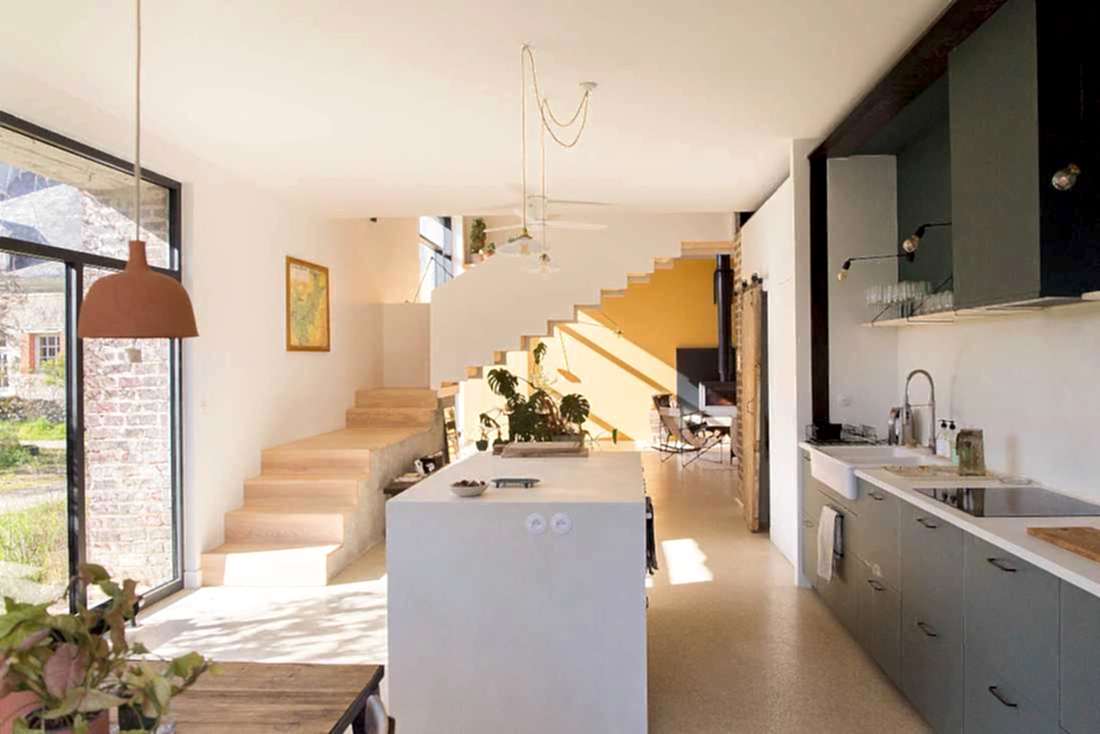 Transformation grange en maison d'hôtes - cuisine lumineuse