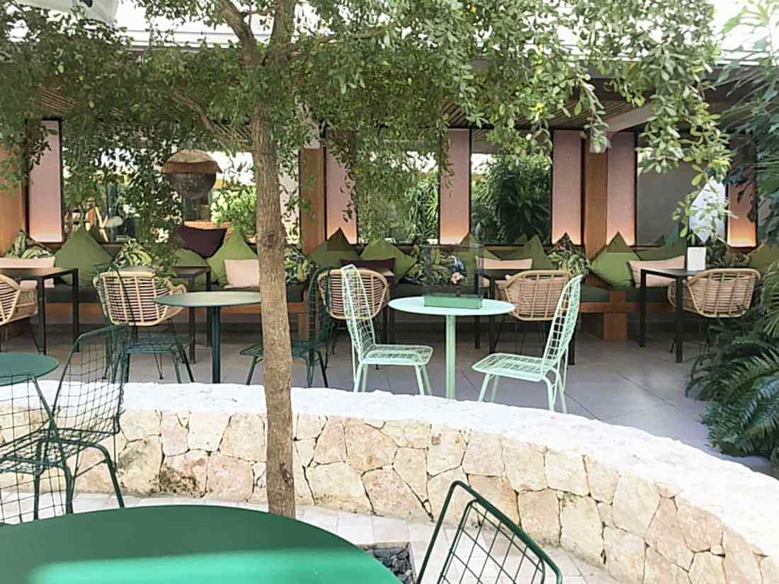 Restaurant avec jardin amenagé par un architecte