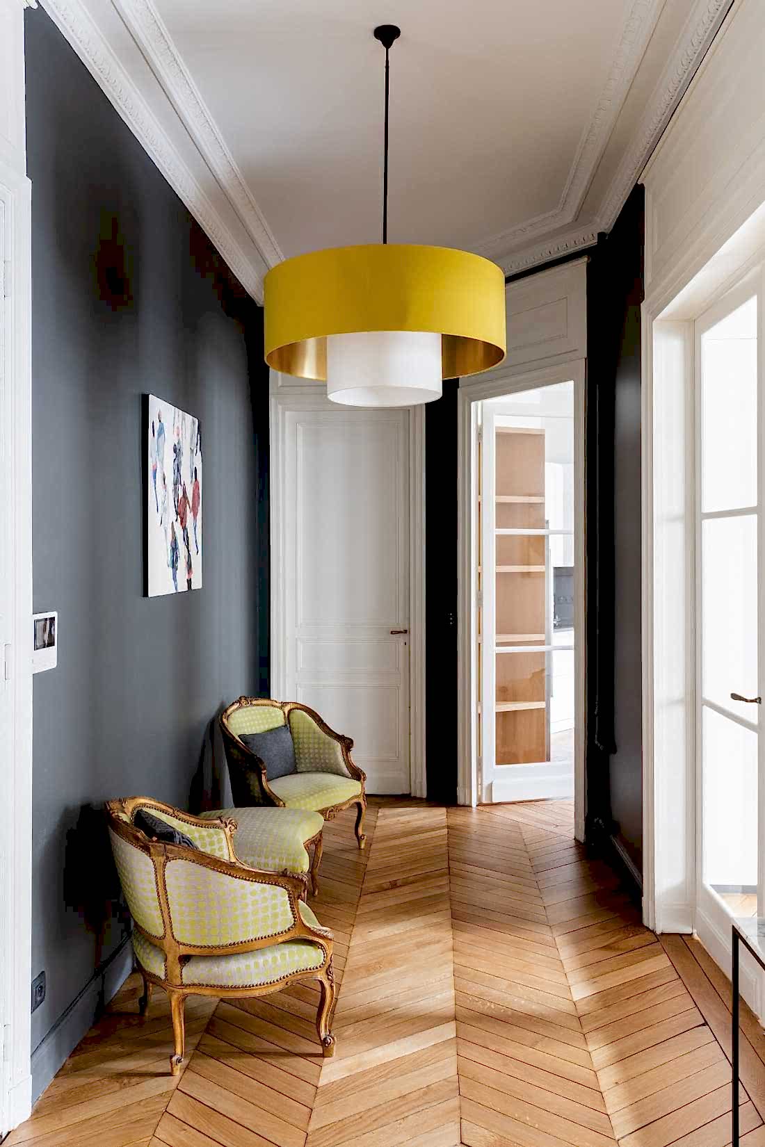 Photo après les travaux de modernisation du couloir de l'appartement haussmannien