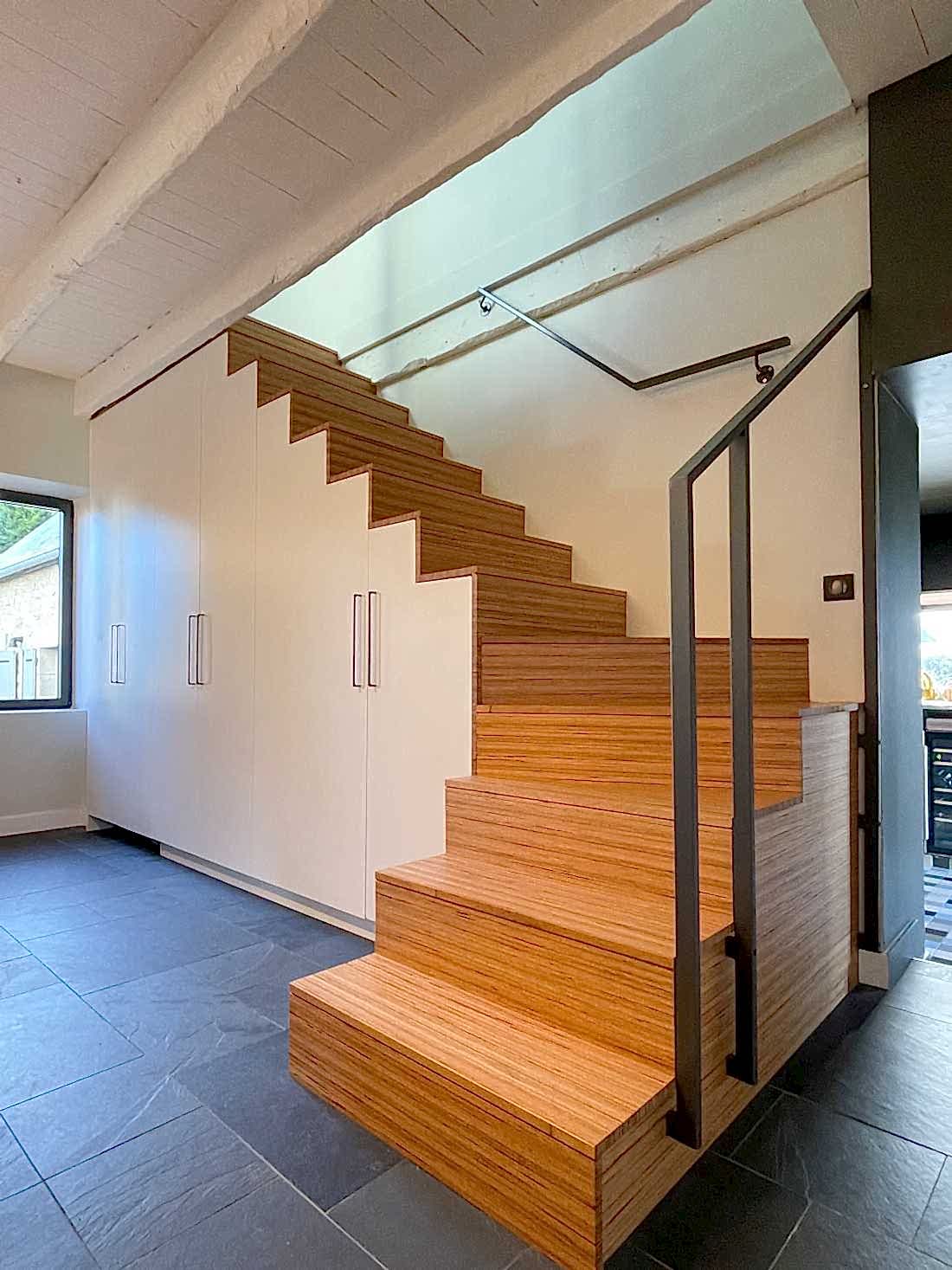 Rénovation complète d'une maison de pêcheur - escalier menant au bureau