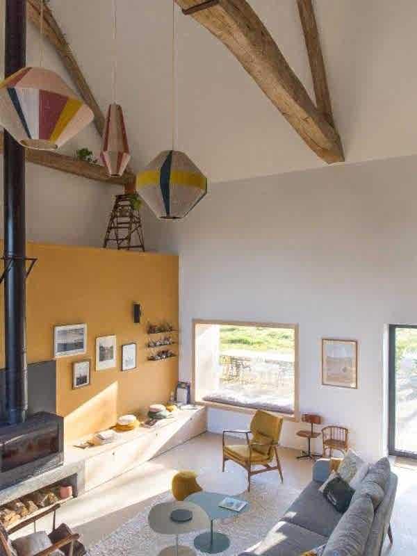 Transformation grange en maison d'hôtes - séjour avec haut plafond