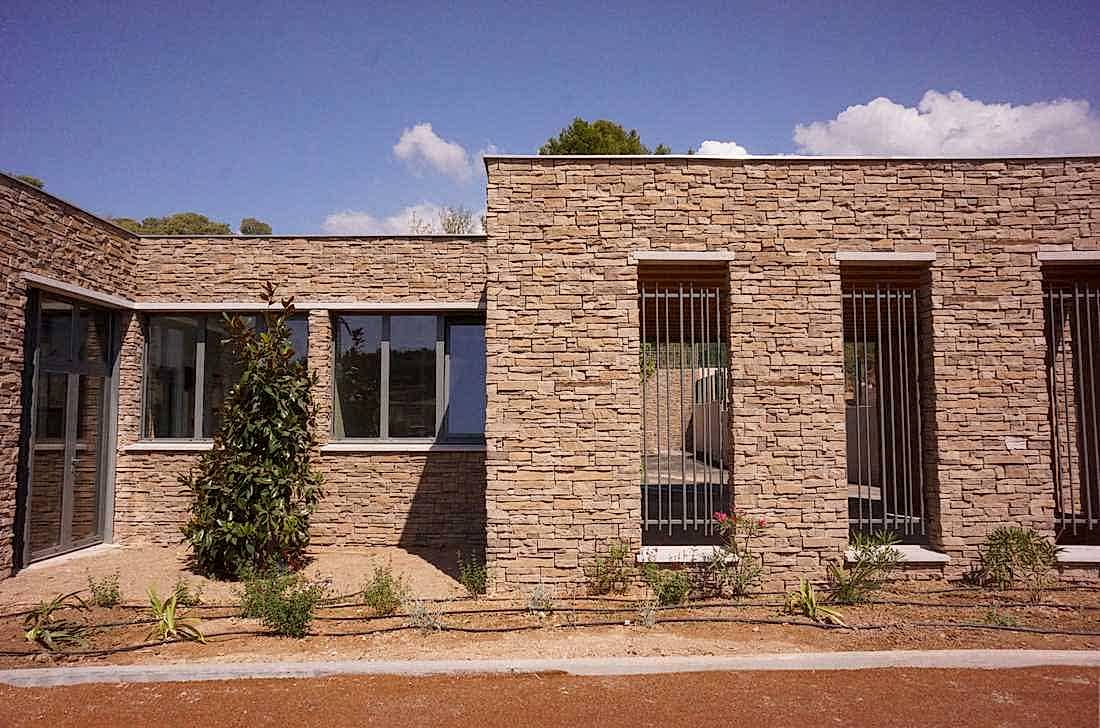 École avec des murs de restanques