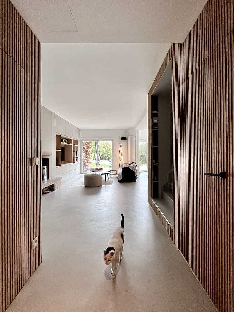 Réhabilitation d'une villa contemporaine - couloir menant au séjour