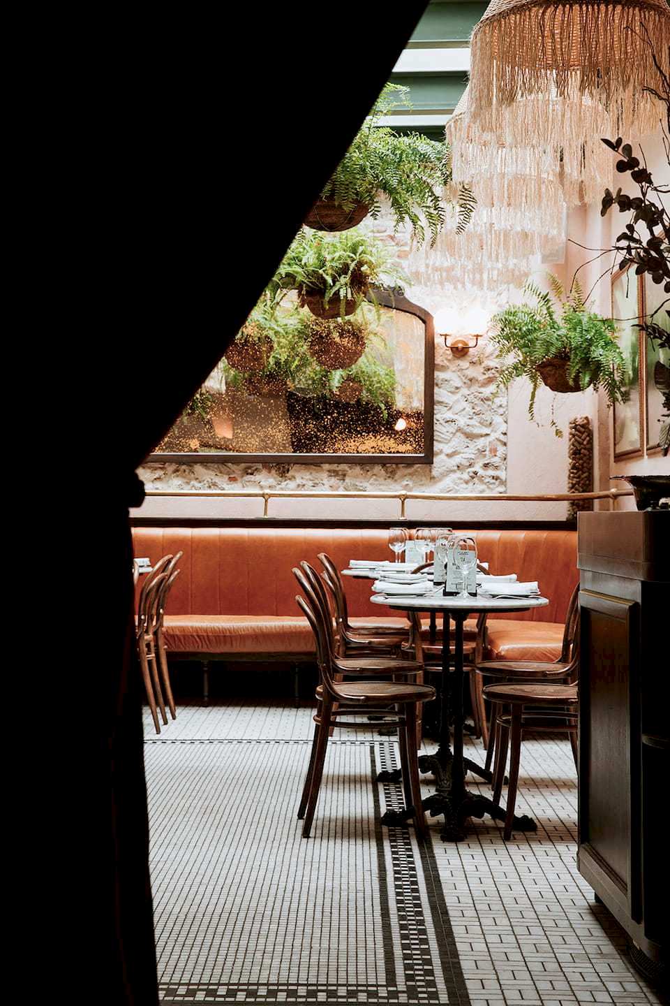 Aménagement d'un restaurant bistrot et tropical -  rideau de velours et salle de restaurant