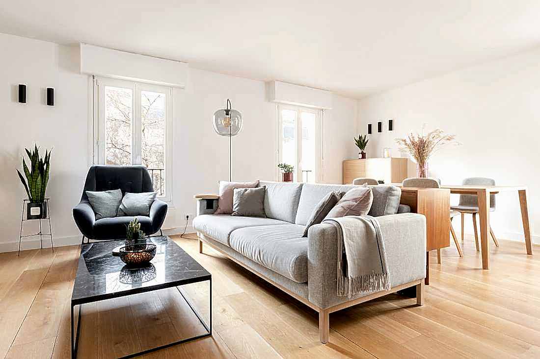 Rénovation intérieure d'un duplex de 78m² - le séjour avec un canapé Bolia