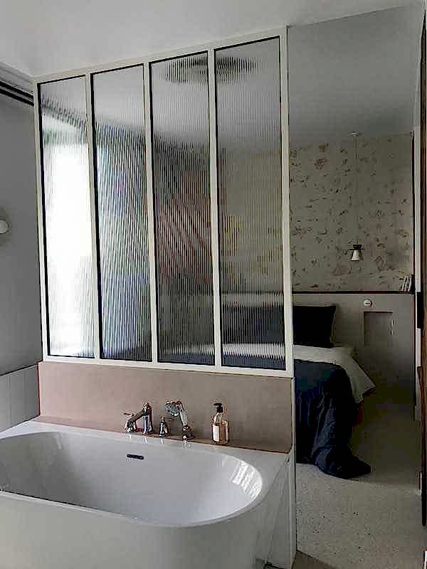 Transformation grange en maison d'hôtes - chambre avec salle d'eau ouverte